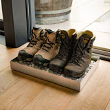Schuhwanne mit Schuhen
